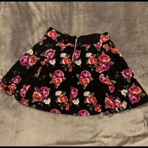 DIVIDED Black‎ Skirt with Pink Roses Junior Medium - Picture 4 of 6